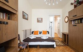 Bpr W21 Retro Home With Balcony